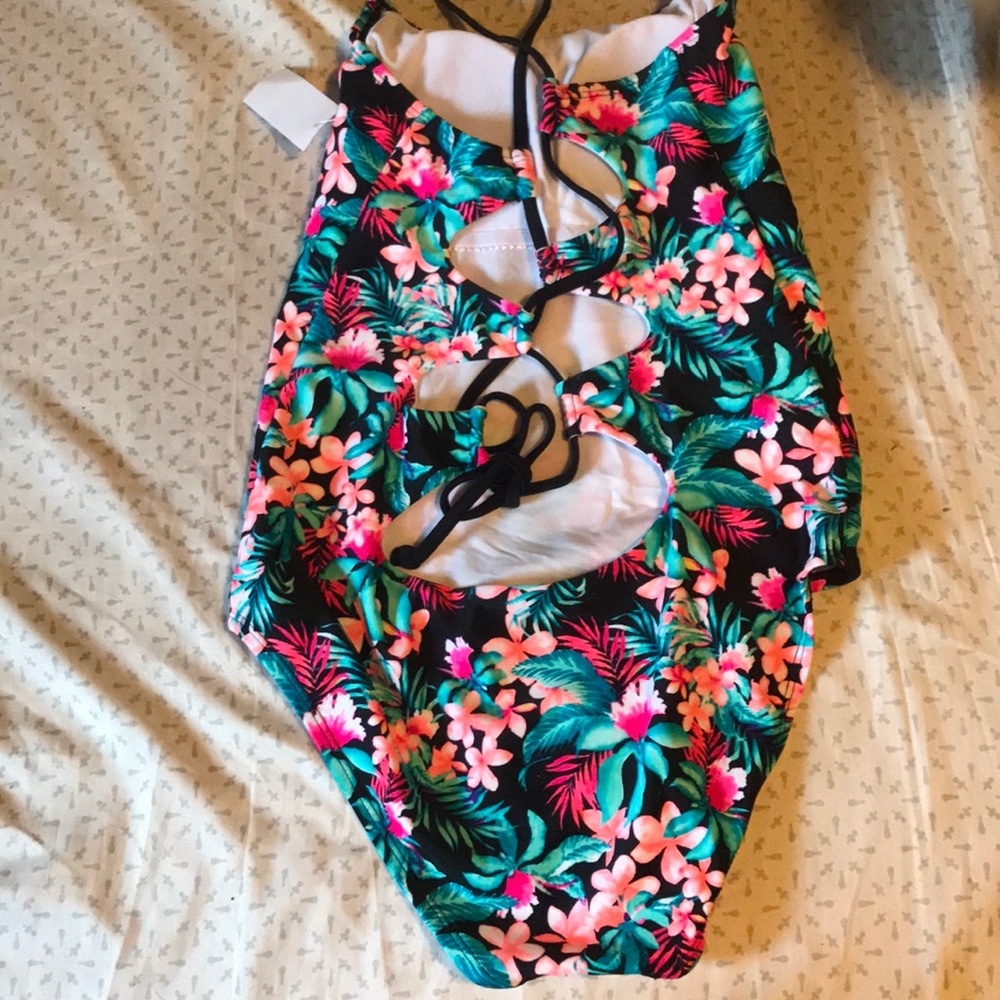 One piece - Picture 3 of 3
